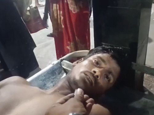 इसमें कई लोग जख्मी हो गए। हालांकि इनकी संख्या पता नहीं चल पाई है।